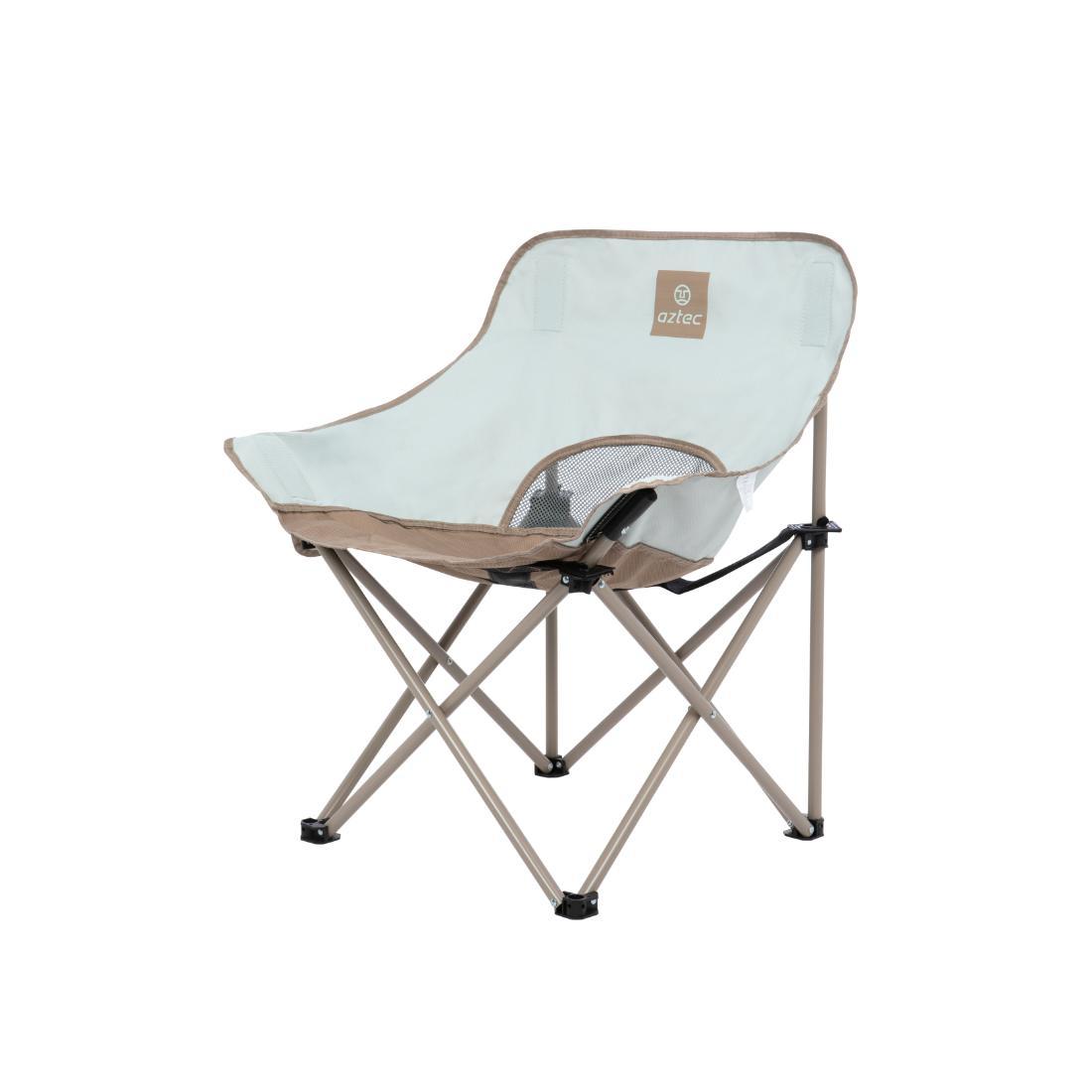 ה-Aztec Moonox Light Blue/Brown X3 הוא כיסא קמפינג מתקפל וקלי משקל, בעל מסגרת מפוליפרופילן בצבע בז', מושב בצבע תכלת, לוחות צד מרשת ולוגו Aztec על משענת הגב, המוצג על רקע לבן.