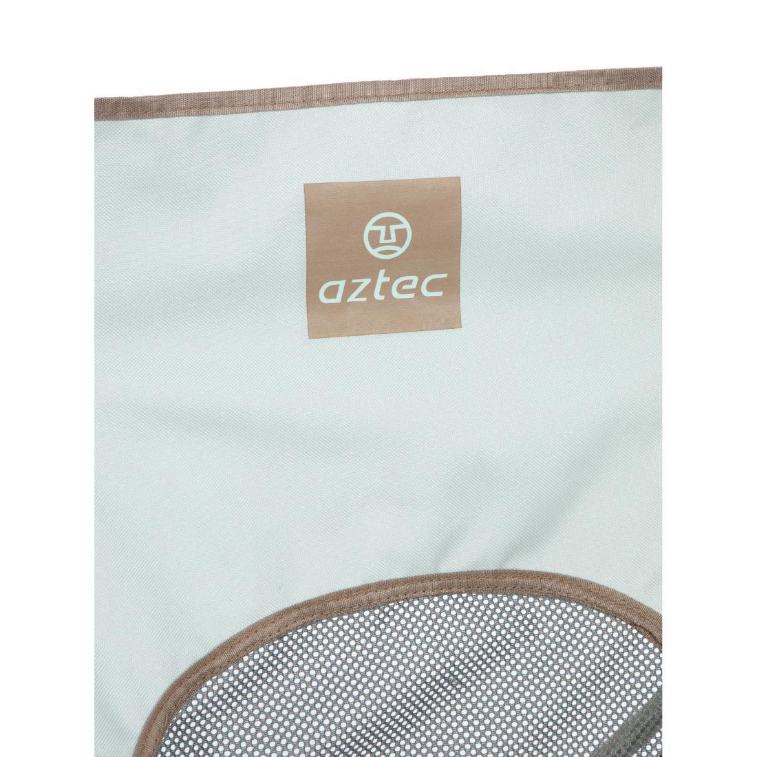 תקריב של דגם Aztec Moonox Light Blue/brown X3: בד פוליפרופילן אפור בהיר עם שוליים חומים, טלאי אצטקי בצבע חום בהיר ולוגו Moonox לבן בחלקו העליון. בתחתית ניתן להבחין קלות בכיס רשת.