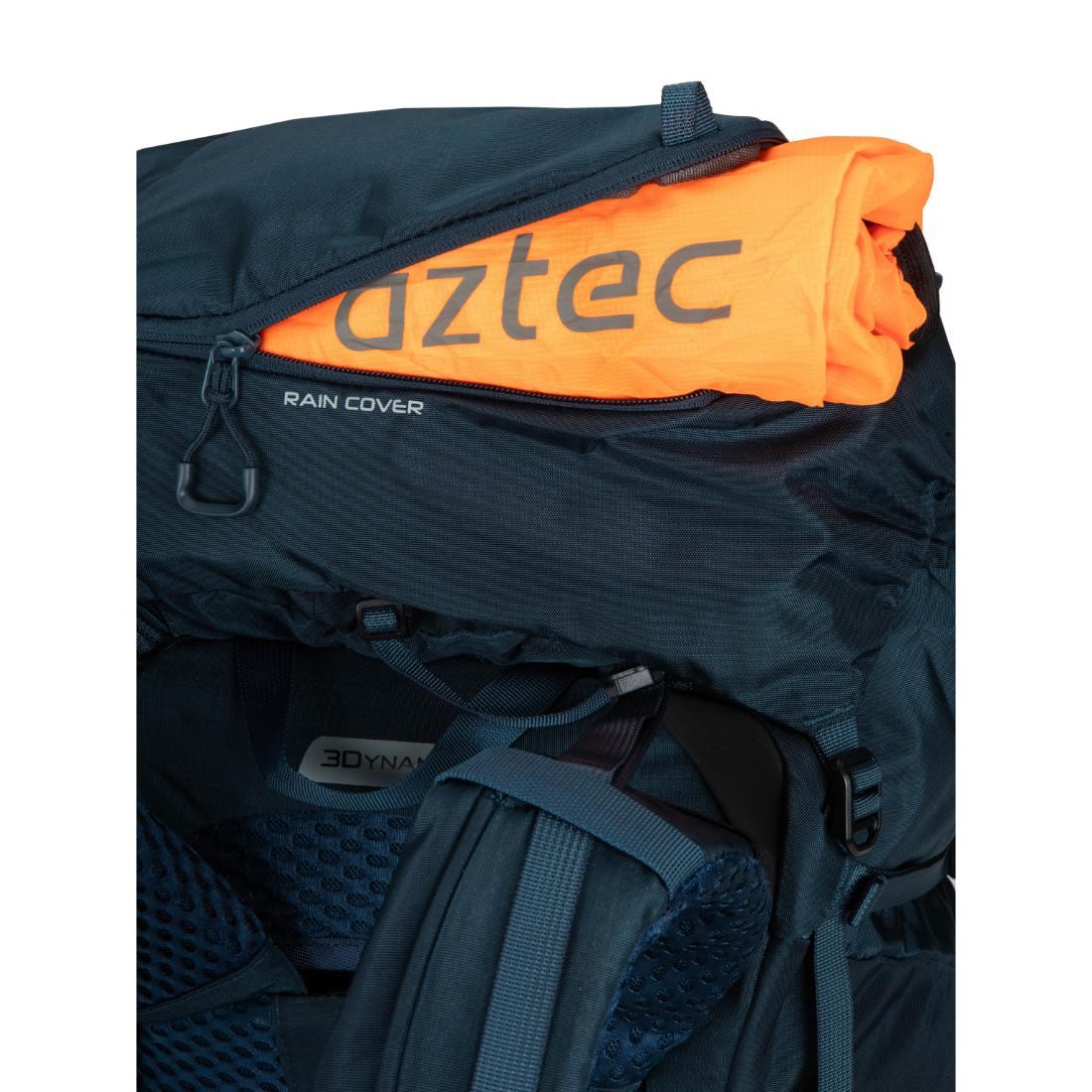 תקריב של תיק הגב Aztec Salkantay 65 בצבע כחול כהה, המציג את התא העליון הפתוח שלו, שבתוכו מונח פריט Aztec בצבע כתום. בין התכונות הבולטות ניתן לראות רוכסן לכיסוי גשם ורצועות כתפיים מרופדות — מושלם לארגון ציוד לטיולים.