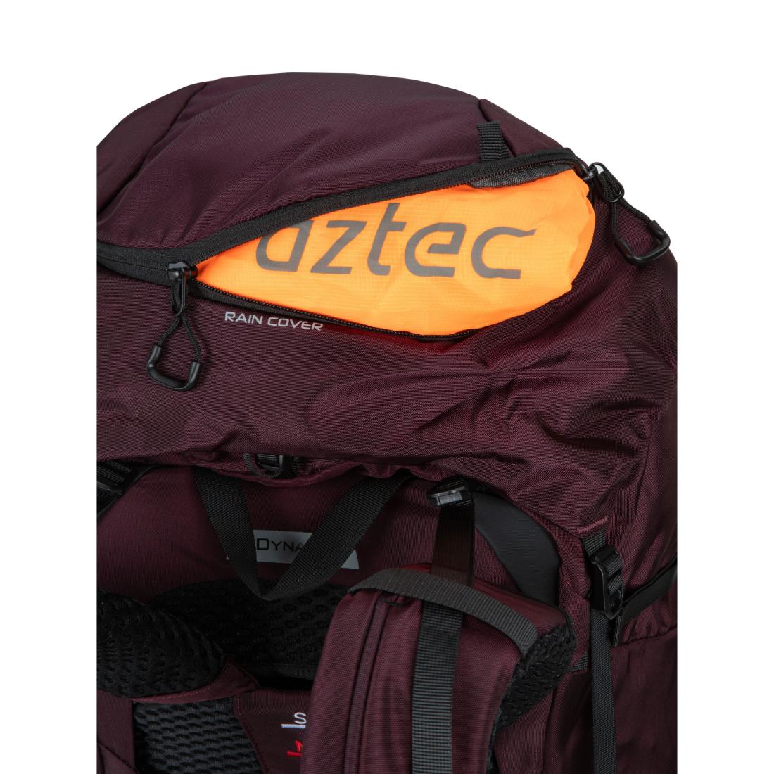 בתמונה מקרוב של תיק הטיולים Aztec Salkantay 75 בצבע בורדו ניתן לראות את כיס כיסוי הגשם הפתוח חלקית, המצויד ברוכסן שחור ובלשונית משיכה, וממנו מבצבץ פריט כתום עם לוגו Aztec — ציוד טיולים מושלם להרפתקה הבאה שלכם.