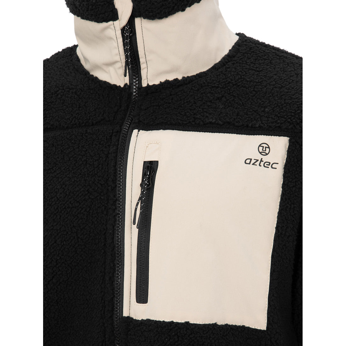 תקריב של מעיל הפליס Aztec Blizzard Sherpa Full Zip בצבעים שחור וקרם, הכולל צווארון גבוה, מרקמי בד מנוגדים וכיס חזה עם רוכסן אנכי ולוגו Aztec.