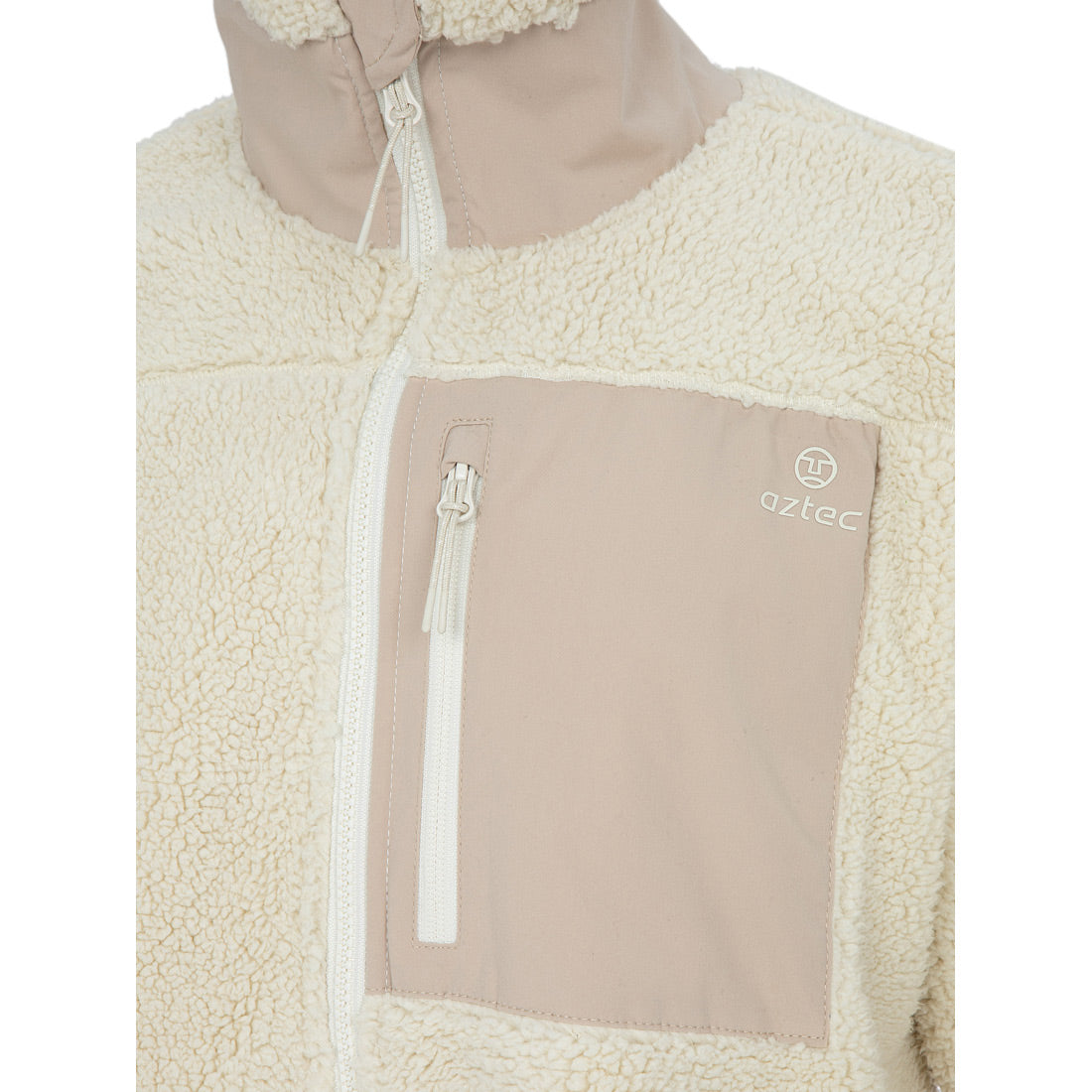תקריב של מעיל Aztec Blizzard Sherpa Full Zip בצבע שמנת, עם כיס חזה בצבע בז', רוכסן לבן ולוגו Aztec רקום מעל הכיס.