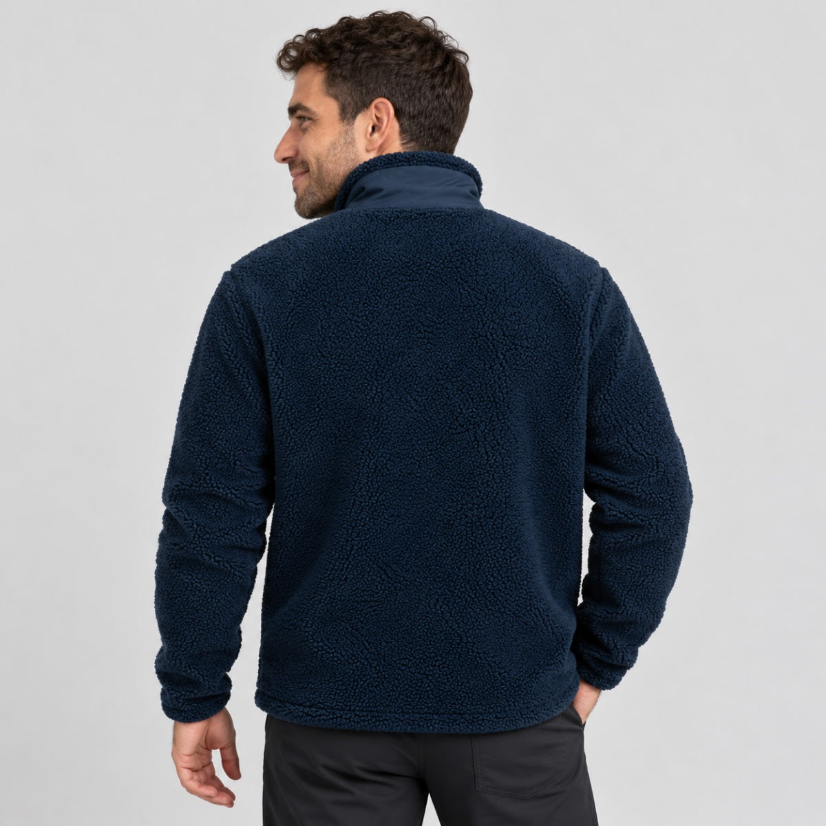 גבר הנראה מאחור, לבוש בסווטשירט Aztec Blizzard Sherpa Full Zip בצבע כחול-צי-ים, עם שרוולים ארוכים, צווארון עומד וחזית עם רוכסן במרקם פליס.