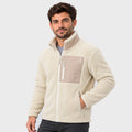 גבר שלובש מעיל Aztec Blizzard Sherpa Full Zip בצבע שמנת, עם כיס חזה בצבע חום בהיר עם רוכסן.