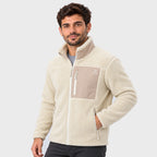 גבר שלובש מעיל Aztec Blizzard Sherpa Full Zip בצבע שמנת, עם כיס חזה בצבע חום בהיר עם רוכסן.