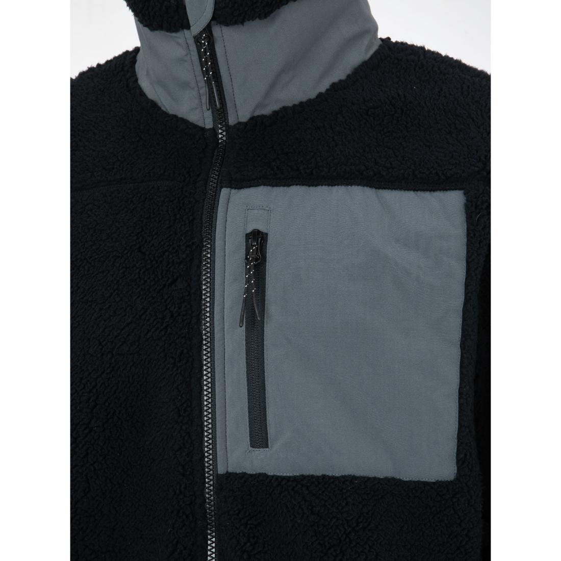 תקריב של מעיל "Flag" שחור מדגם Aztec Blizzard Sherpa Full Zip, הכולל כיס חזה מבד אפור עם רוכסן אנכי, צווארון מבד אפור ורוכסן קדמי גלוי.