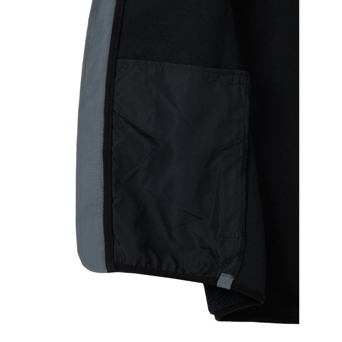 תקריב של סווטשירט Aztec Blizzard Sherpa Full Zip Flag בצבע שחור, הכולל כיס צדדי מלבני גדול ופסים אפורים אנכיים לאורך התפר. הבד החלק בעל ברק קל.