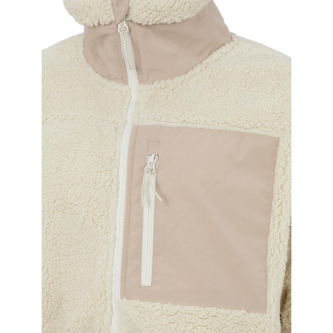 תקריב של מעיל הפליס Aztec Blizzard Sherpa Full Zip Flag, בצבע שמנת עם כיס חזה בצבע בז', רוכסן אנכי לבן וצווארון גבוה.