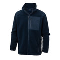 מעיל פליס Aztec Blizzard Sherpa בצבע כחול כהה, עם רוכסן מלא, דגל, צווארון עומד וכיס חזה עם רוכסן.