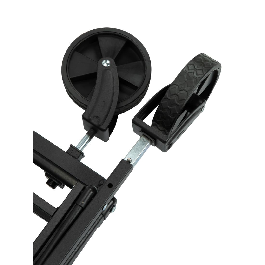תקריב של שני גלגלי "Click Cart" שחורים של Aztec Armadilo, המחוברים למסגרת מתכתית, ככל הנראה חלק מהעגלה המתקפלת, על רקע לבן.