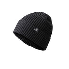 כובע ה-Knit Happens של Aztec הוא כובע סרוג שחור עם פסים, שעליו מוטבע לוגו OZLAC לבן ועגול קטן בחזית, על רקע לבן — סריגה בסטייל.