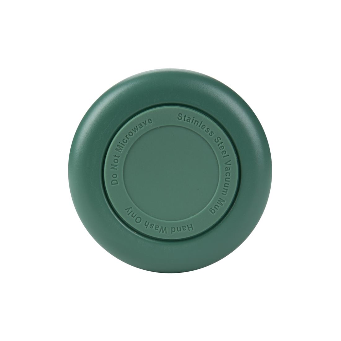 מכסה עגול וירוק של Aztec Quantum S/St בנפח 750 מ"ל, במבט מלמעלה, עם כיתוב במרכזו: אין להכניס למיקרוגל, כוס ואקום מפלדת אל-חלד, לשטוף ביד בלבד. מותג: Aztec.