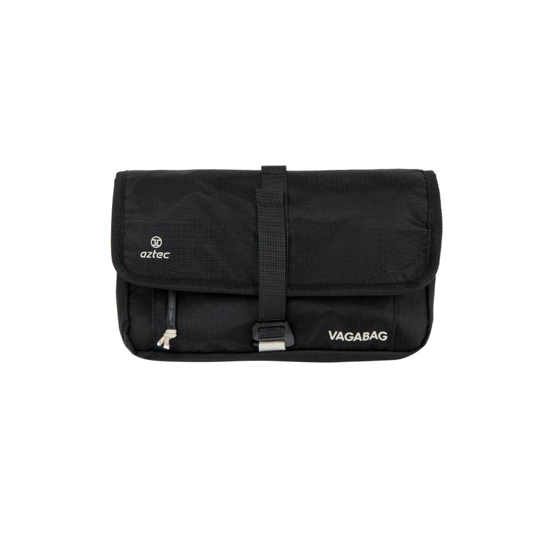 תיק נסיעות מלבני בצבע שחור של המותג Aztec מבית Vagabag, הכולל סגירת דש, רצועת אבזם וכיס קדמי עם רוכסן, ועליו הכיתוב "Aztec" ו-"Vagabag" מודפס בלבן בחזית.