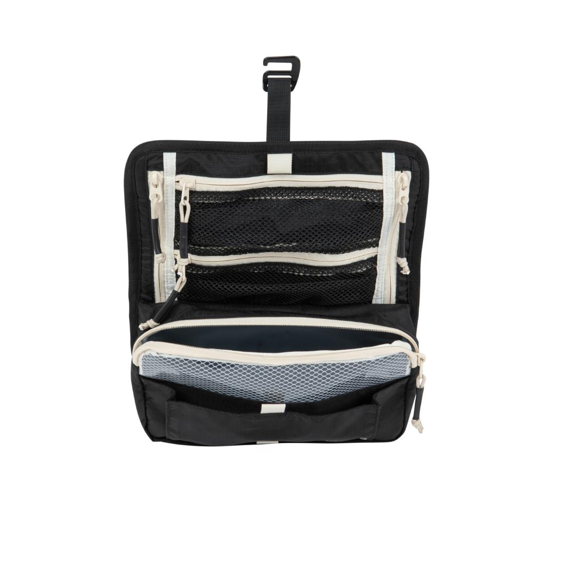 תיק הנסיעות השחור Aztec Vagabag כולל וו תלייה, ונפתח לחשף תאים פנימיים, כיסים מרשת ותאים עם רוכסן לארגון קל.