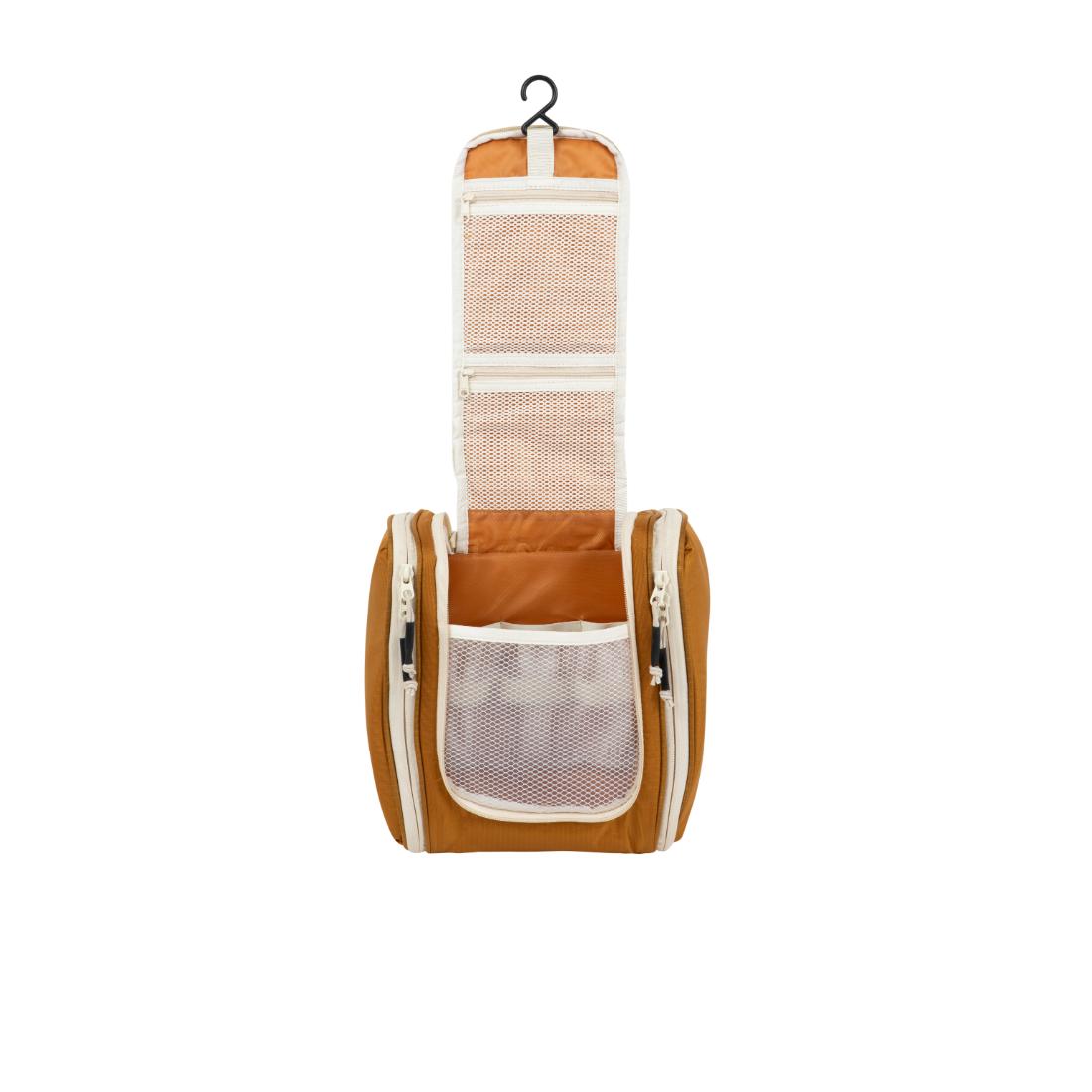 תיק הרחצה התלוי Aztec Voyabag בצבע חום כולל וו תלייה, תא מרכזי וכיסים מרשת, שכולם נפתחים באמצעות רוכסן ומאפשרים גישה למרחב האחסון הנדיב שלו.