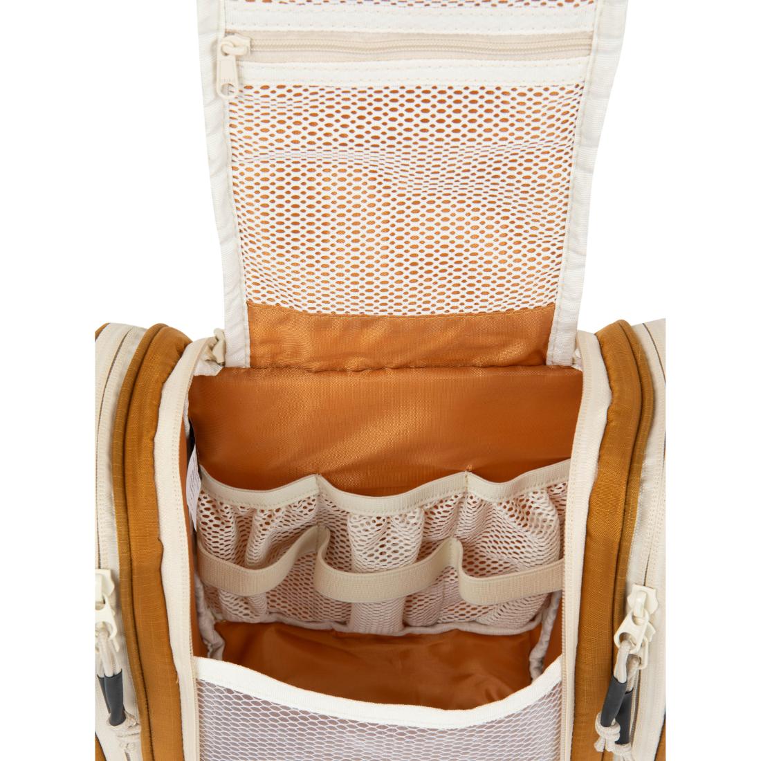 פתחו את תיק הגב Aztec Voyabag בצבעי חום בהיר וחום כהה כדי לחשוף את פנים התיק, הכולל כיסים רבים מרשת ומבד, לולאות אלסטיות ותאים עם רוכסן לאחסון מסודר.