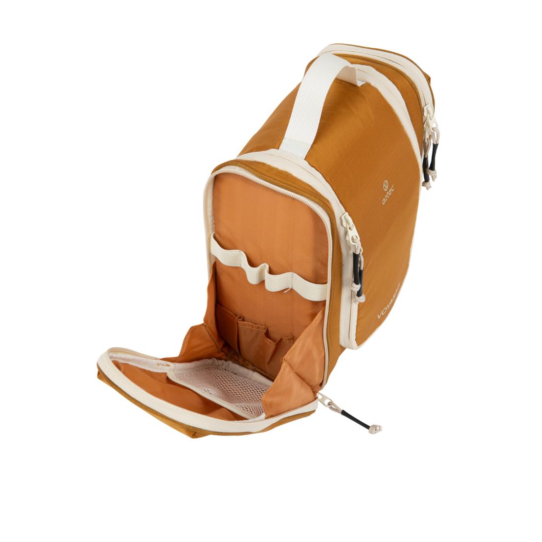 תיק רחצה לנסיעות Aztec Voyabag בצבעי חום ולבן מוצג במצב פתוח, וחושף את פנים התיק המסודר הכולל תאים רבים, כיסים ותא רשת עם רוכסן.