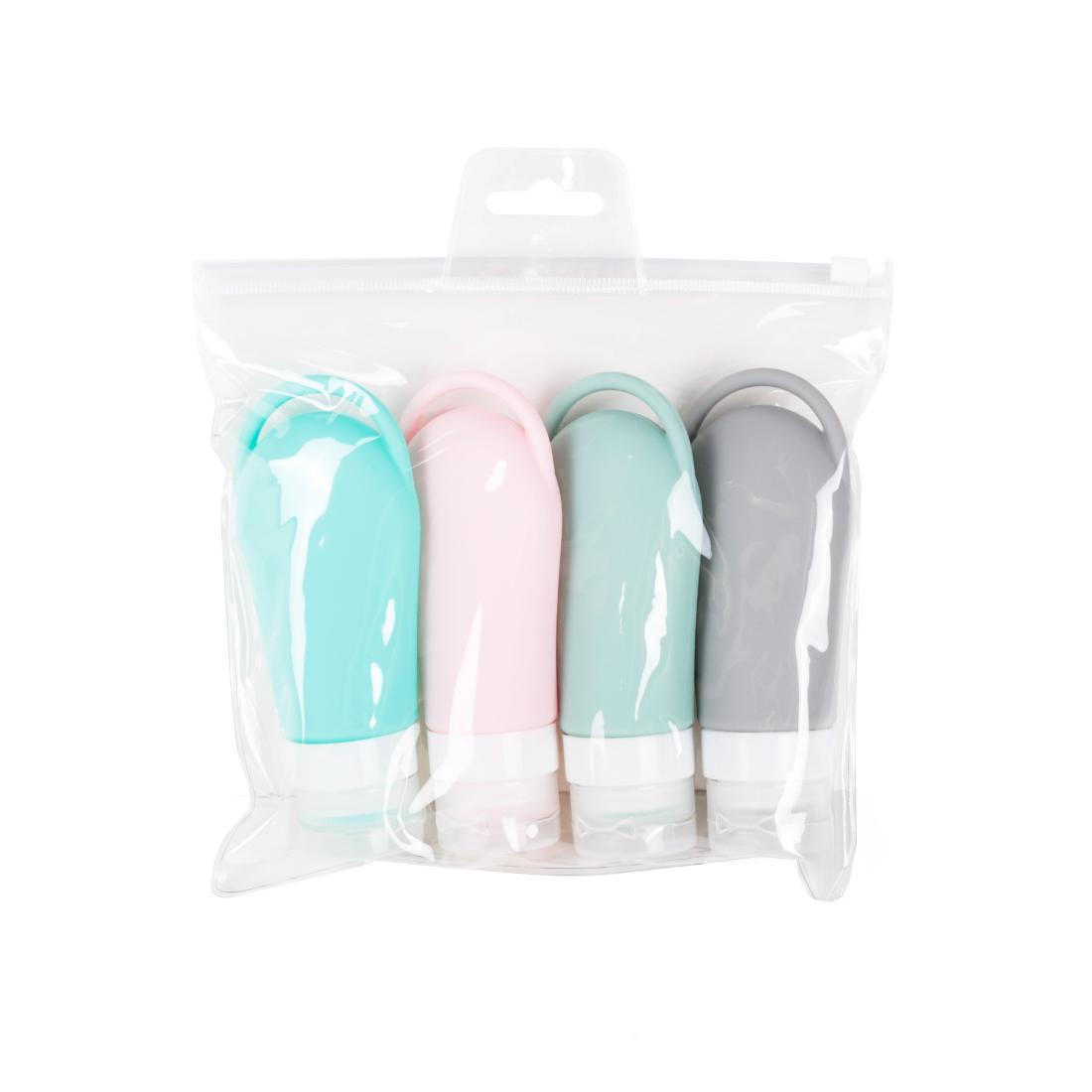 סט בקבוקי הנסיעה Aztec Travel Bottles, המכיל 4 יחידות, מבית Aztec כולל ארבעה בקבוקי סיליקון בצבעי פסטל (תכלת, ורוד, ירוק בהיר, אפור) עם מכסים לבנים, ארוזים בקפידה בתוך נרתיק שקוף עם רוכסן — אידיאלי לארגון מוצרי הטואלטיקה שלכם בזמן הנסיעה.