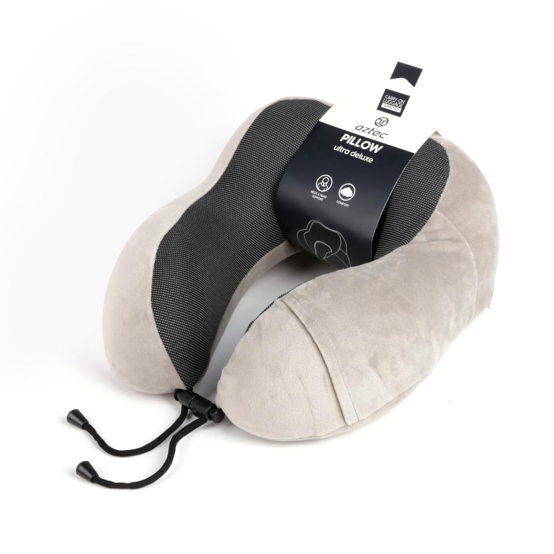 כרית הצוואר Aztec Travel Lux מבית Aztec היא כרית נסיעות בצורת U בצבעים אפור ושחור, עם שרוך מתכוונן ותווית מוצר, המוצגת על רקע לבן. כרית הצוואר היוקרתית הזו מספקת נוחות ותמיכה במהלך נסיעות ארוכות.