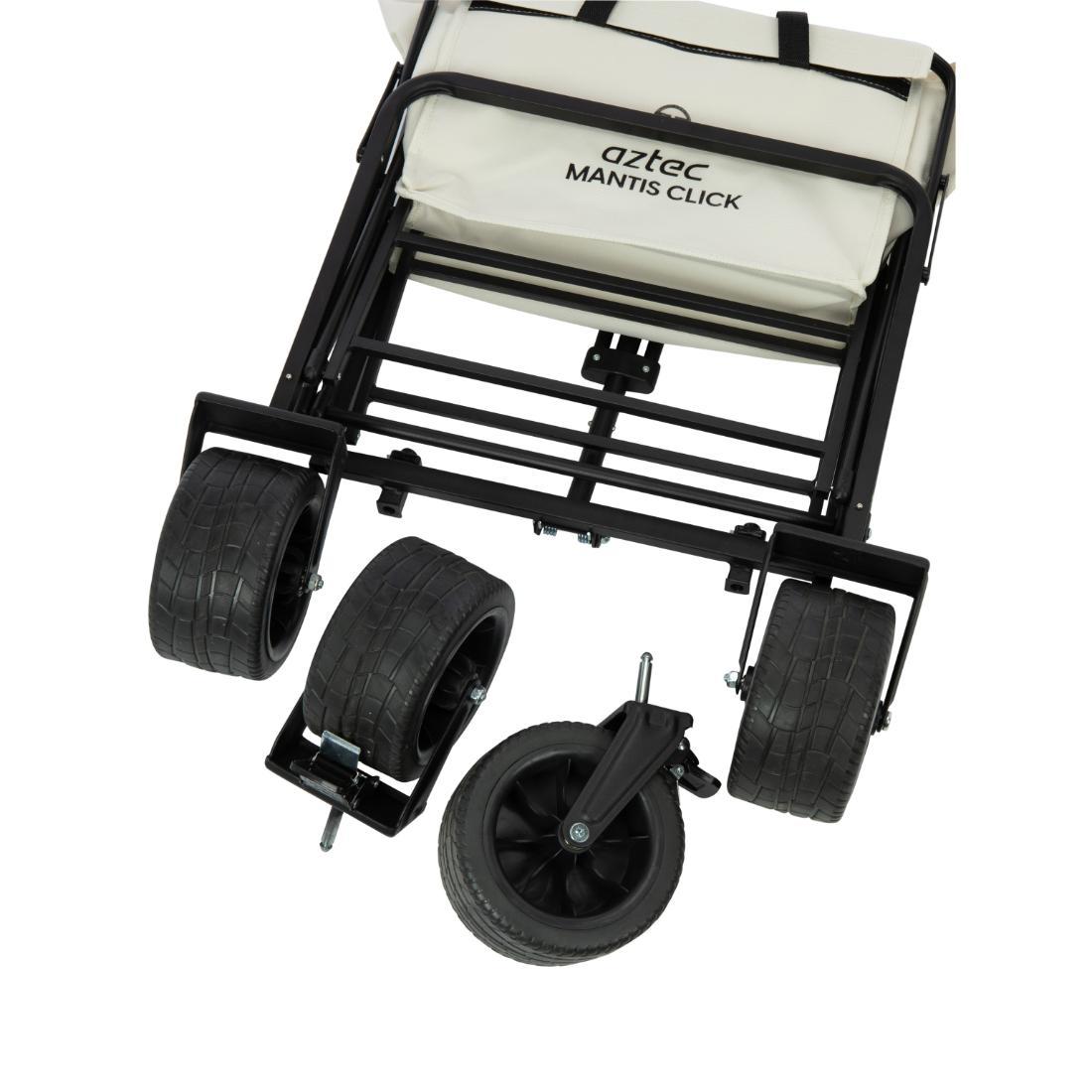 תקריב של עגלת "Mantis Click Cart" מקופלת מתוצרת Aztec, הכוללת מושב מבד לבן, מסגרת מתכת שחורה וארבעה גלגלים שחורים נשלפים — גלגל אחד מנותק מהעגלה.