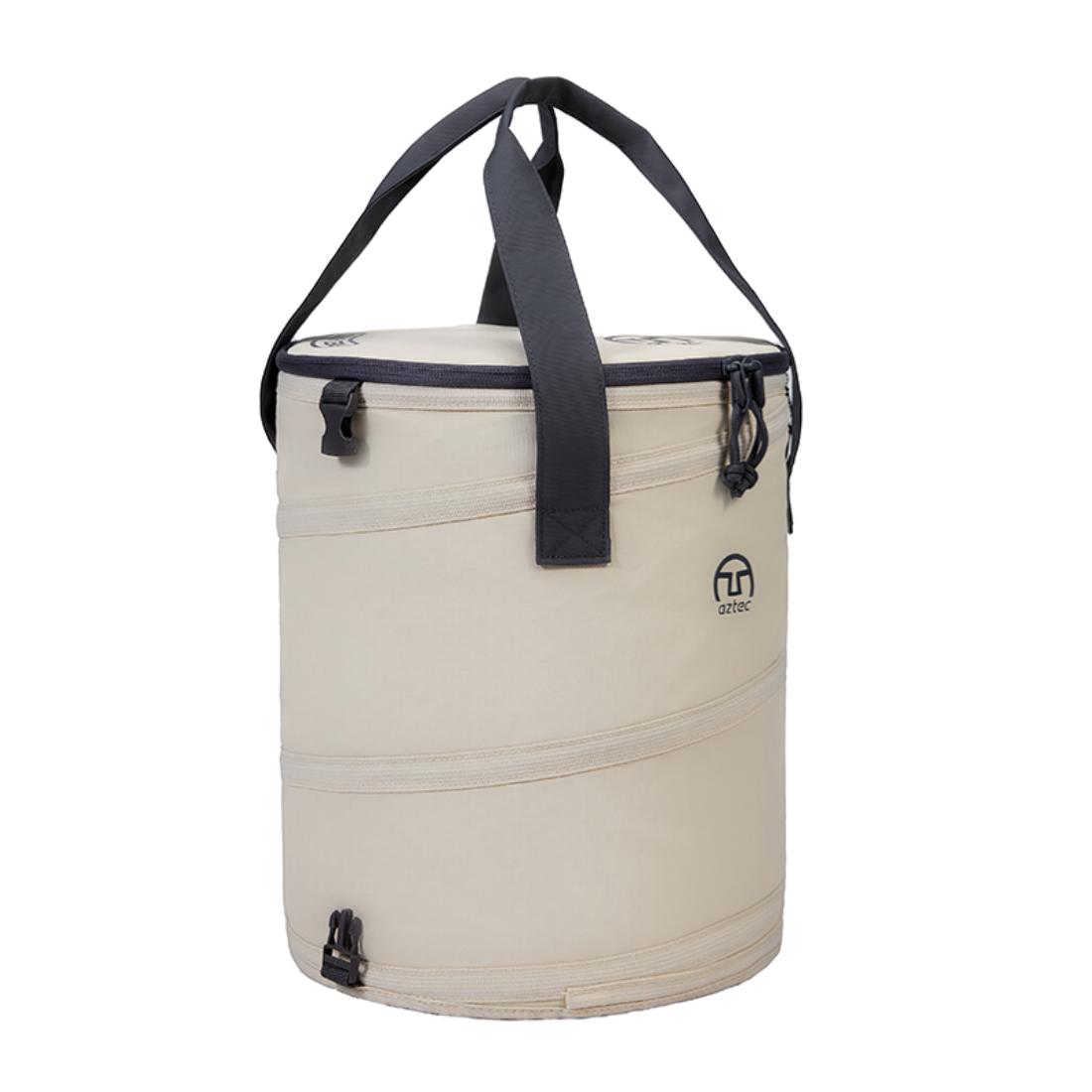 תיק הקירור Aztec Freez-b IV 22L הוא תיק קירור בצבע בז', בעל צורה גלילית ודפנות רכות, עם מכסה עם רוכסן, ידיות שחורות ולוגו Aztec — אידיאלי לנשיאת מזון או משקאות, או כמחמם נוזלים לטיפול תוך-ורידי או כמחמם נוזלים רפואיים.