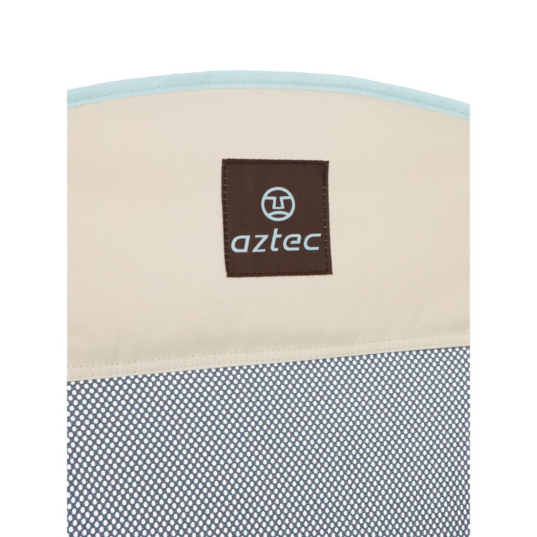 תקריב של לוח "Aztec Horizon" מבית Aztec, המציג כתם חום עם הלוגו והכיתוב הלבנים של Aztec. הלוח בצבע בז' כולל מסגרת כחולה ובחלקו התחתון בד בדוגמה אפורה-לבנה.