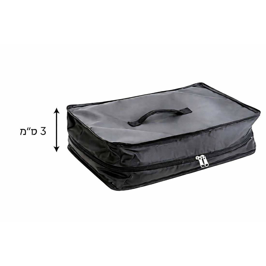תיק האחסון התלוי לארון Aztec 4 Layers של Aztec מוצג במצב שטוח. תיק מלבני זה בצבע שחור, עם רוכסן וידית עליונה, גובהו 3 ס"מ (מסומן בעברית), מה שהופך אותו לאידיאלי לארגון הארון.