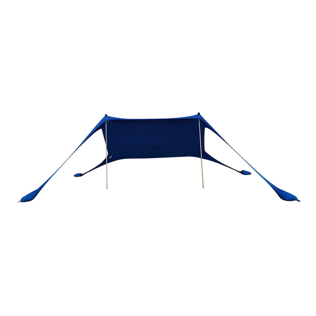 סככת שמש כחולה מדגם Aztec Sunbag M, עם ארבע נקודות עיגון בפינות ושני מוטות תמיכה מרכזיים, מוצגת על רקע לבן חלק.