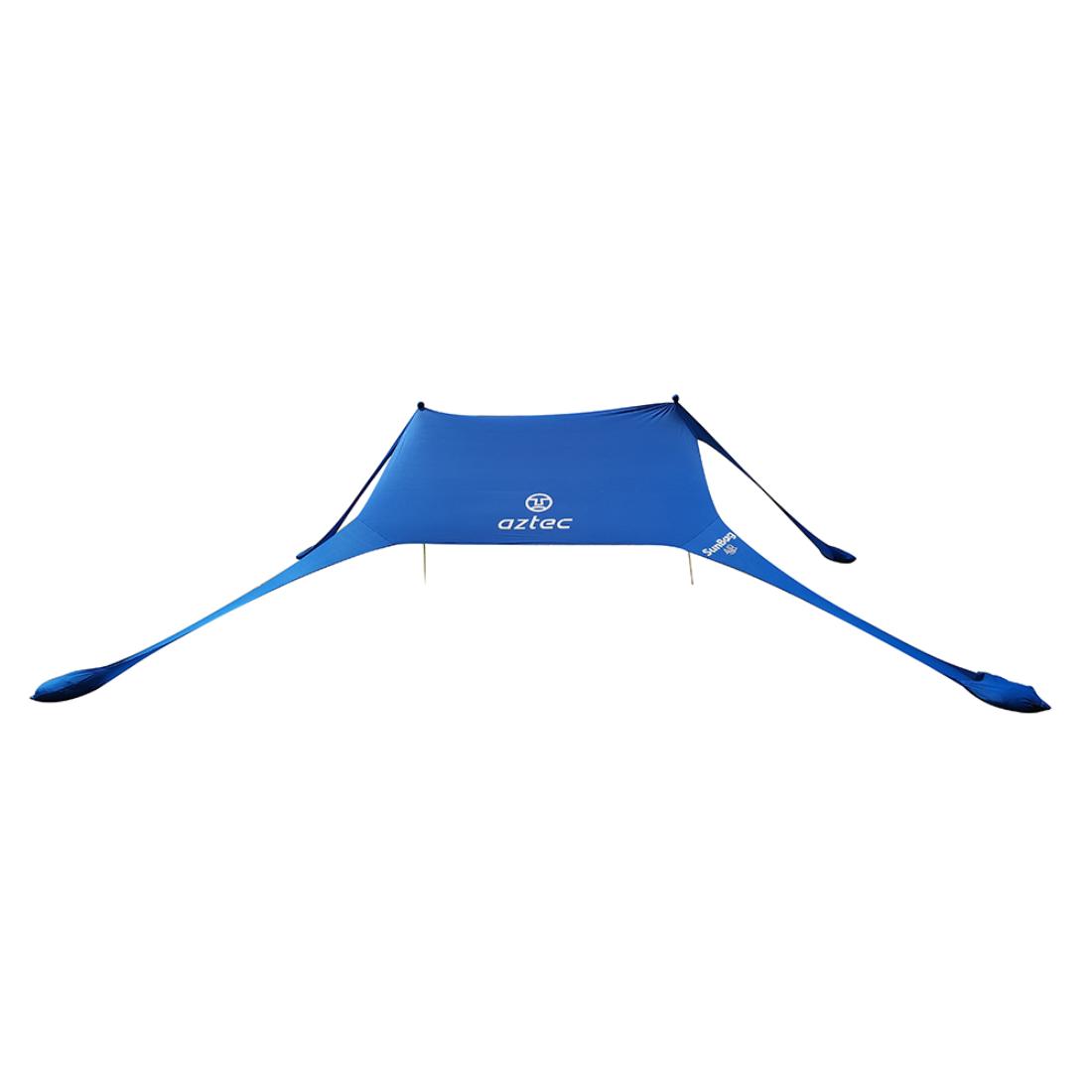 סככת שמש משולשת בצבע כחול מדגם Aztec Sunbag S Air, עם שלוש רגליים המותקנות בקרקע ולוגו המותג בצבע לבן על הבד, תואמת לאביזרי Sunbag S Air לנוחות מוגברת.