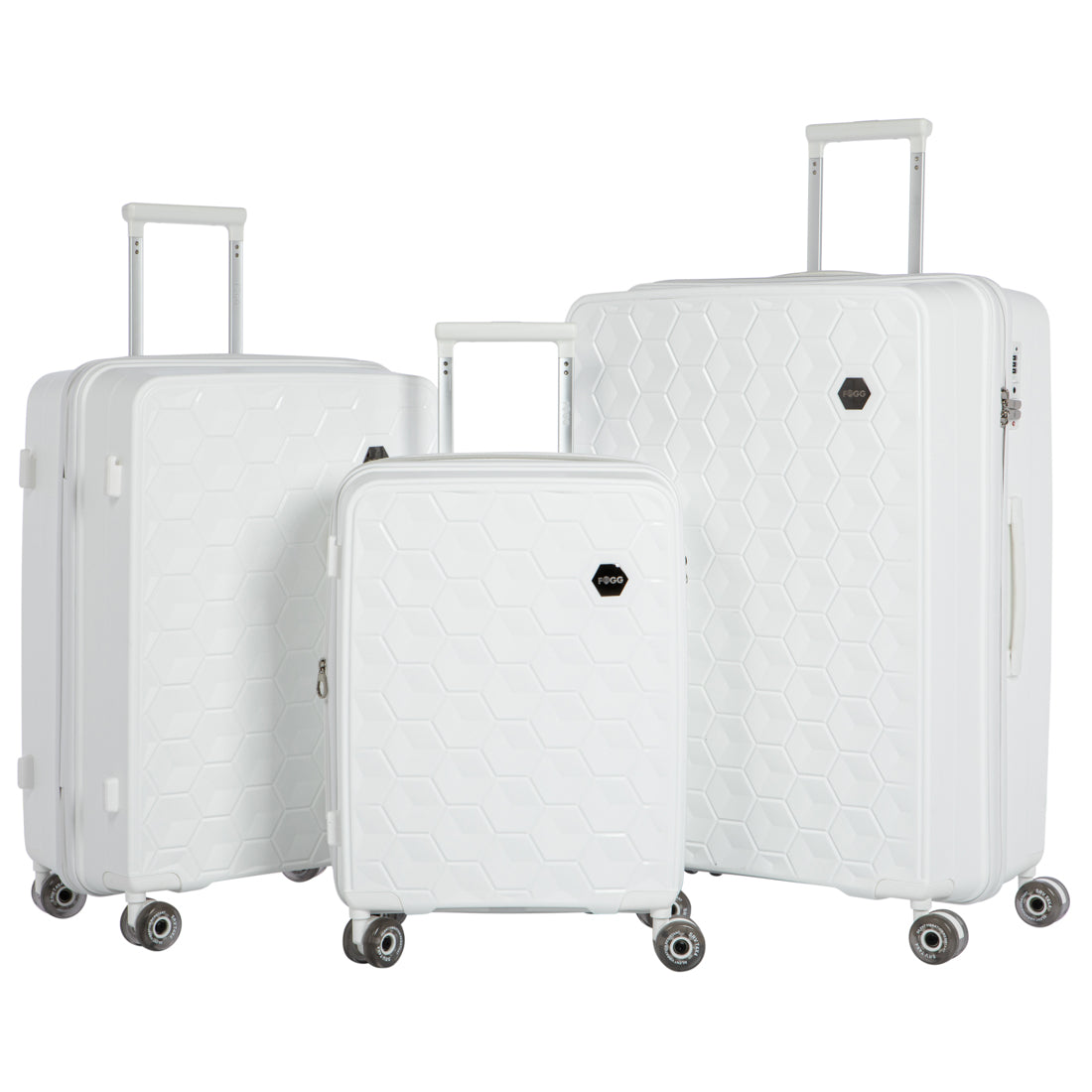 שלוש מזוודות קשיחות מדגם Aztec Fogg Tortuga White, בעלות דוגמת חלת דבש, ארבעה גלגלים וידית טלסקופית, מסודרות זו לצד זו בסדר עולה בגודל משמאל לימין.