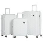 שלוש מזוודות קשיחות מדגם Aztec Fogg Tortuga White, בעלות דוגמת חלת דבש, ארבעה גלגלים וידית טלסקופית, מסודרות זו לצד זו בסדר עולה בגודל משמאל לימין.