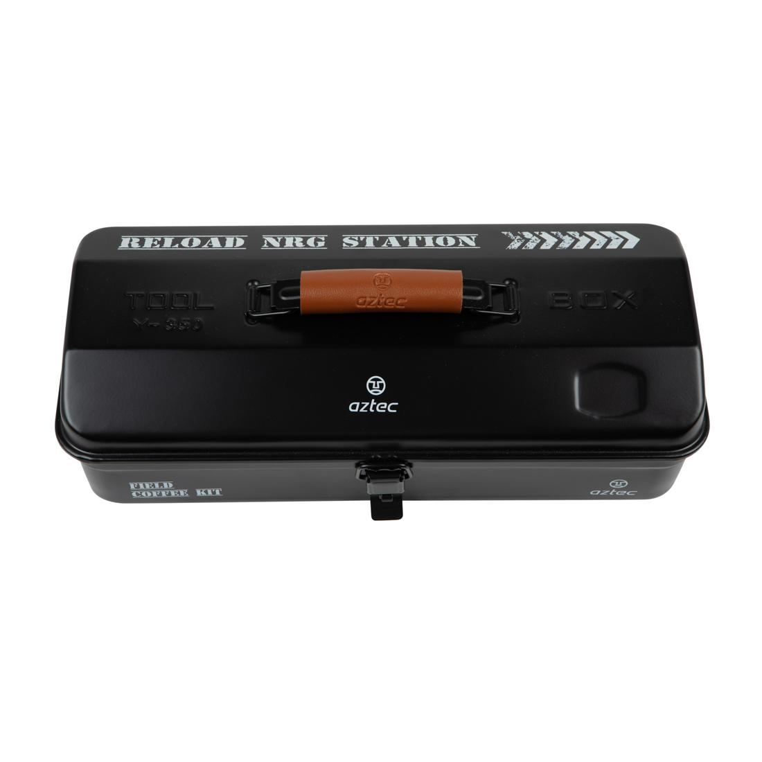 ארגז כלים “Reload Nrg Station” ממתכת שחורה מתוצרת Aztec, עם ידית חומה, ועליו הכיתוב “Tool Box” ו-“Reload Nrg Station” על המכסה ו-“Aztec” בחזית, וכן הכיתוב “Fired Coffee Kit”.