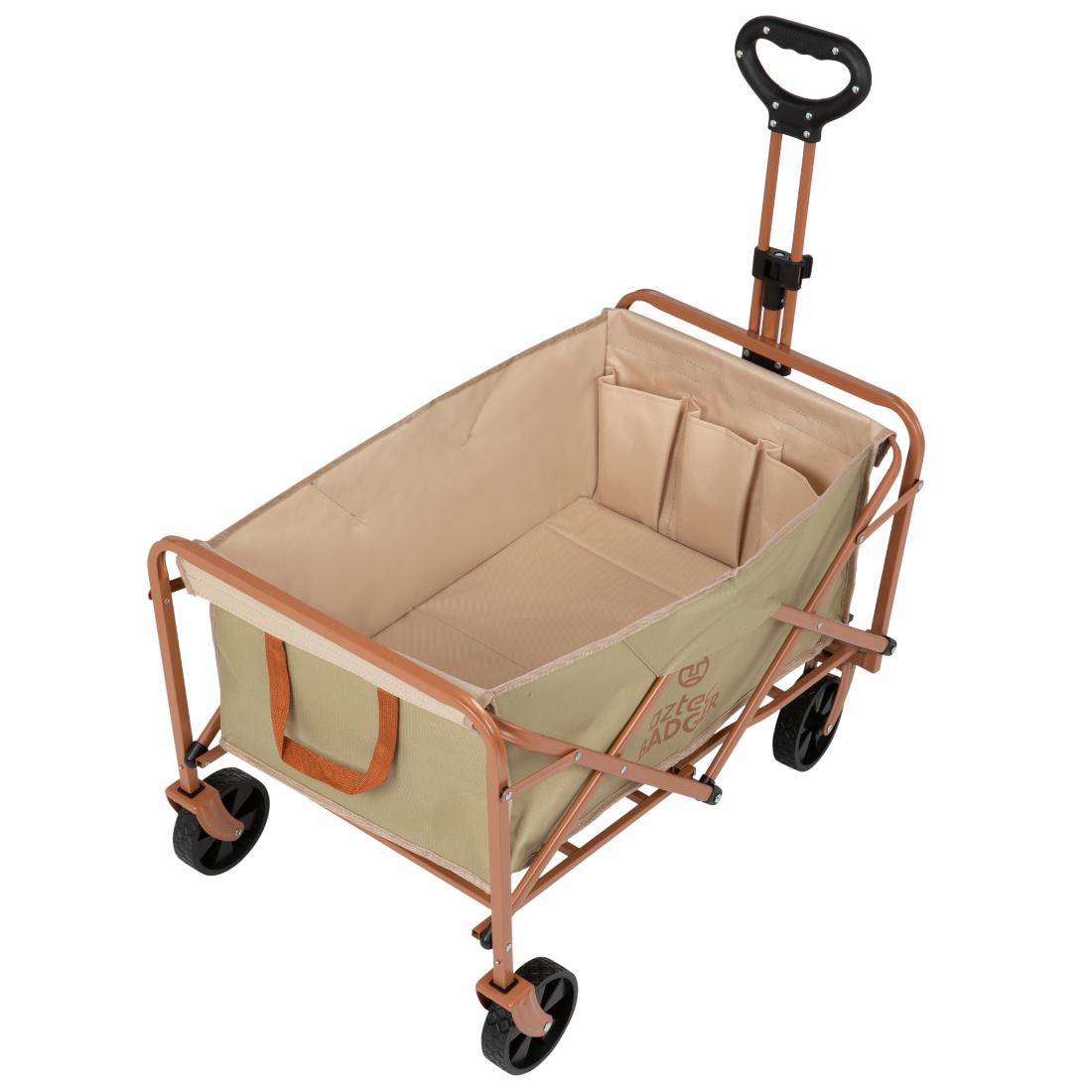 עגלת שירות מתקפלת מדגם Aztec Badger Click Cart עם גוף מבד בצבע חום בהיר, מסגרת מתכת חומה וארבעה גלגלים שחורים.