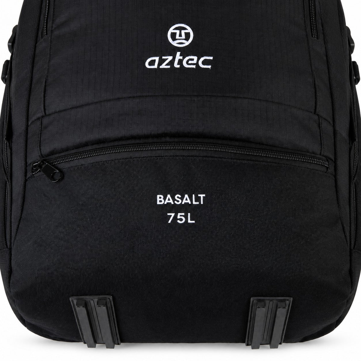 תקריב של תרמיל “Aztec Basalt 75L” בצבע שחור, הכולל כיס קדמי עם רוכסן ועליו הכיתוב “Basalt 75L” באותיות לבנות. לוגו המותג Aztec ושמו מופיעים מעל הכיס.