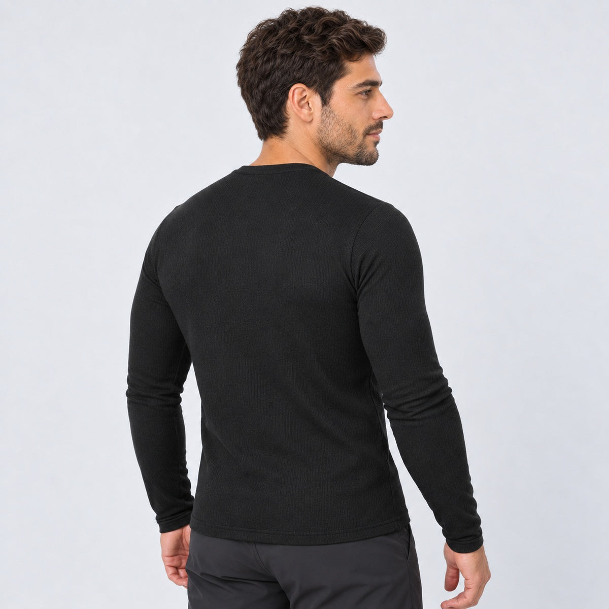 גבר הנראה מאחור, לבוש בחולצת פליס תרמית Aztec Thermo Fleece X M שחורה עם שרוולים ארוכים.