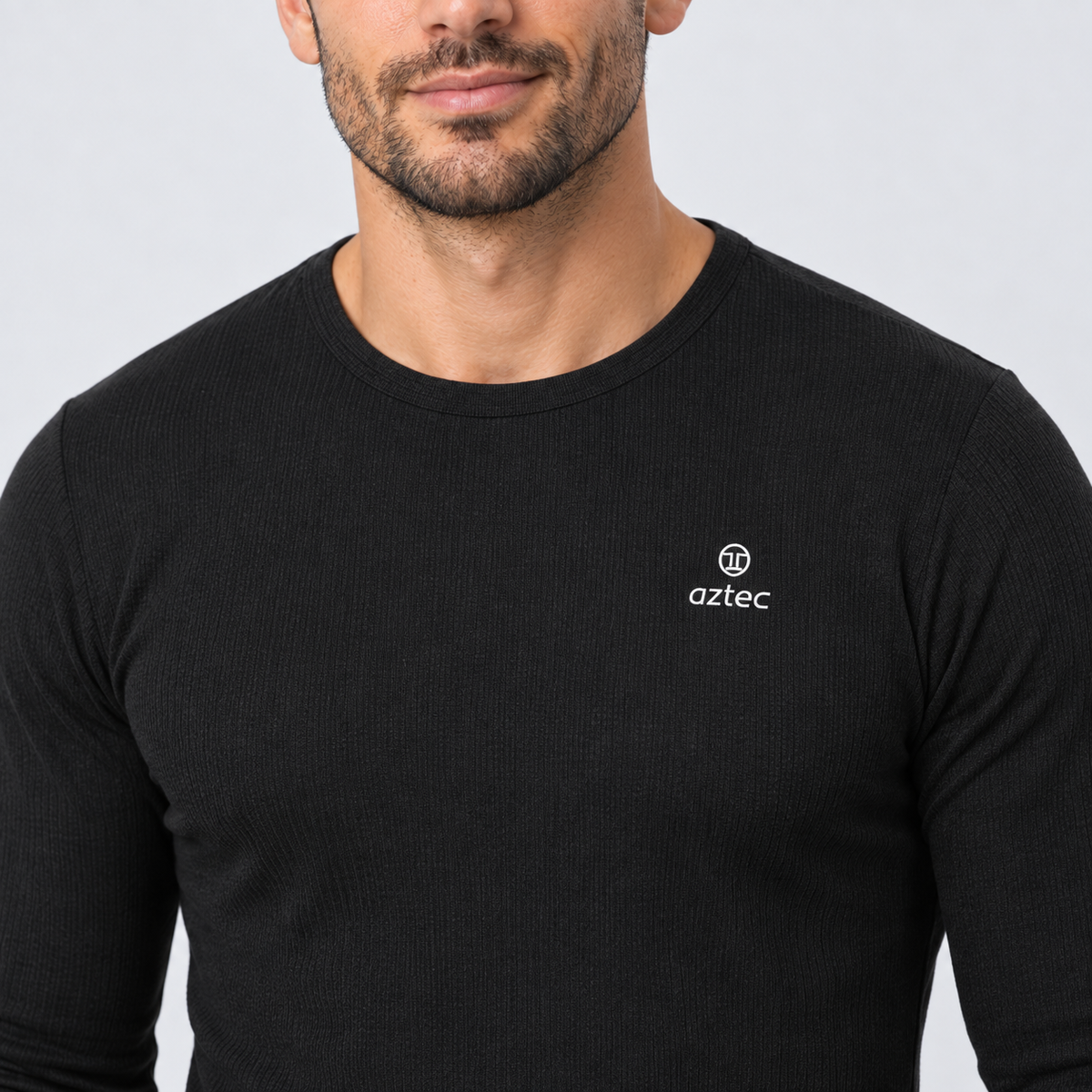 גבר לבוש בחולצת פליס תרמית של Aztec Thermo Fleece X M בצבע שחור, עם שרוולים ארוכים וצווארון עגול.