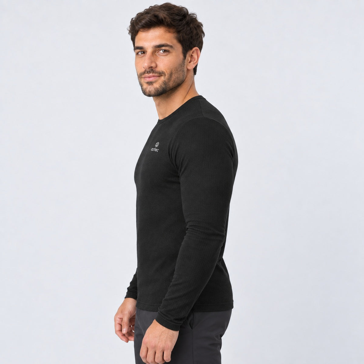 גבר לבוש בסווטשירט Aztec Thermo Fleece שחור עם שרוולים ארוכים, מידה X M.
