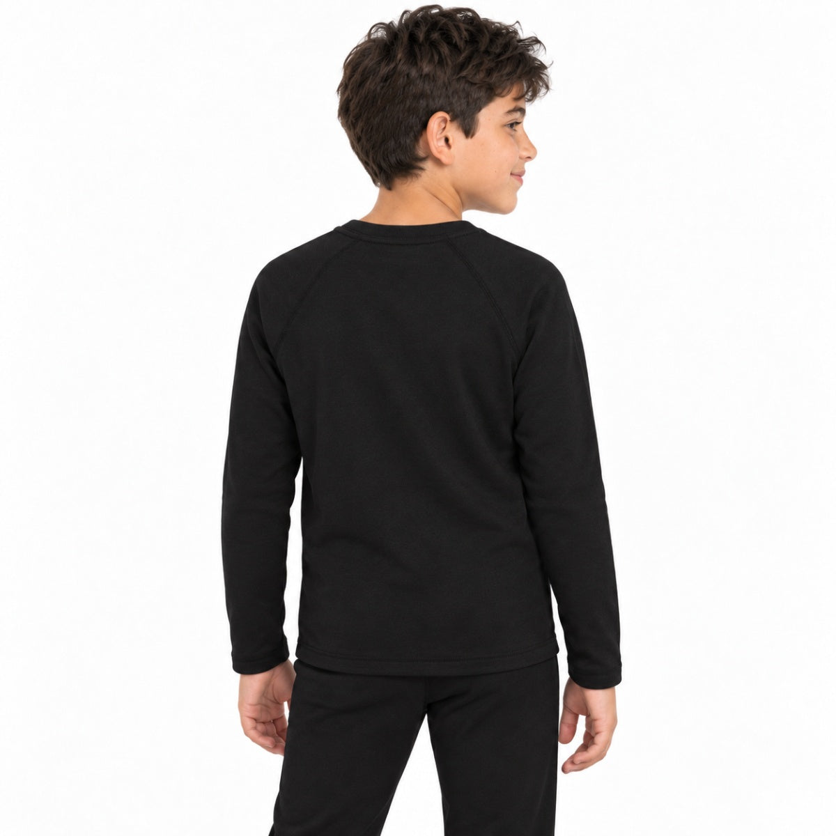 ילד הנראה מאחור, לבוש בחולצת Aztec Thermo Fleece K שחורה עם צווארון עגול ושרוולים ארוכים, ומכנסיים תואמים.