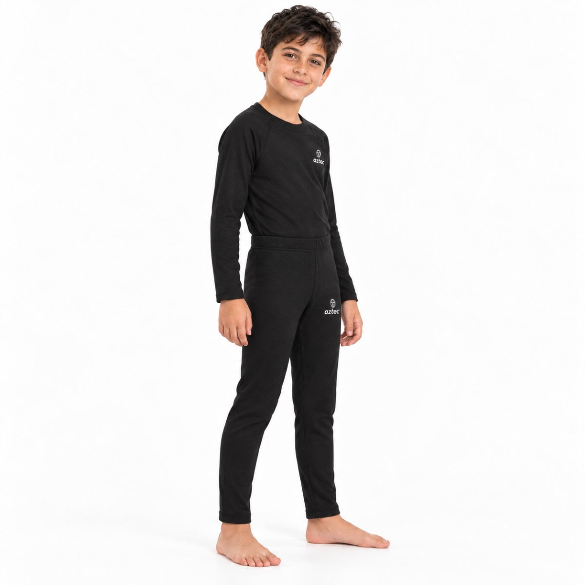 ילד לבוש בחולצת תרמית ארוכת שרוולים מדגם Aztec Thermo Fleece P K בצבע שחור, ובטייץ פליס תואם.