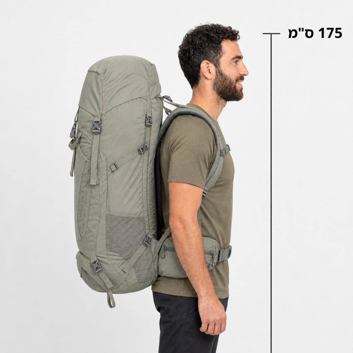 גבר בעל זקן ושיער קצר ומתולתל עומד בפרופיל, כשעל גבו תרמיל טיולים גדול ואפור מדגם “Aztec Kepler” (65 ליטר). קו אנכי עם טקסט בעברית מציין שגובהו 175 ס“מ. הרקע הוא אפור בהיר אחיד.