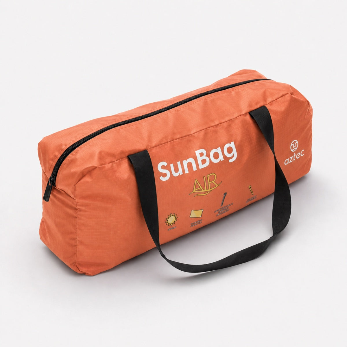 תיק “Bundle Sunbag S Air” מבית Aztec, בצבע כתום עם ידיות שחורות ורוכסן, מוצג על משטח לבן חלק.