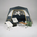 תיהנו מההרפתקה הבאה שלכם עם חבילת Aztec Bundle ATLAS VENT 4P: אוהל מרווח, שני כיסאות מתקפלים לבנים, תיק שחור, שולחן קומפקטי עם כוסות וקומקום, ארגז אחסון ירוק ומאוורר תקרה תלוי — הכל בערכה נוחה אחת.