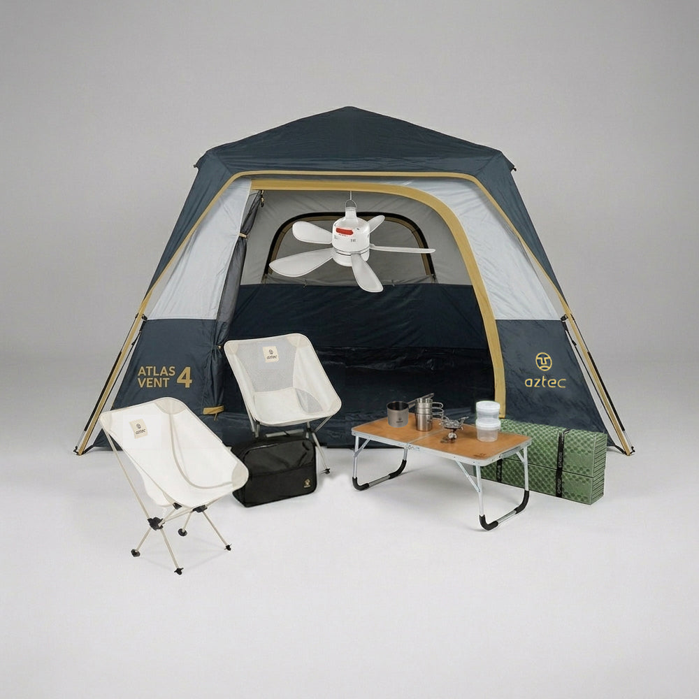 התנסו בחבילת Aztec Bundle ATLAS VENT 6P בצבעים כחול ואפור, הכוללת שני כיסאות מתקפלים לבנים, תיק שחור, שולחן קומפקטי עם כוסות, קומקום, קופסה ירוקה ומאוורר תקרה — כל מה שאתם צריכים לקמפינג, הכל באחד.