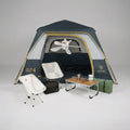 התנסו בחבילת Aztec Bundle ATLAS VENT 6P בצבעים כחול ואפור, הכוללת שני כיסאות מתקפלים לבנים, תיק שחור, שולחן קומפקטי עם כוסות, קומקום, קופסה ירוקה ומאוורר תקרה — כל מה שאתם צריכים לקמפינג, הכל באחד.